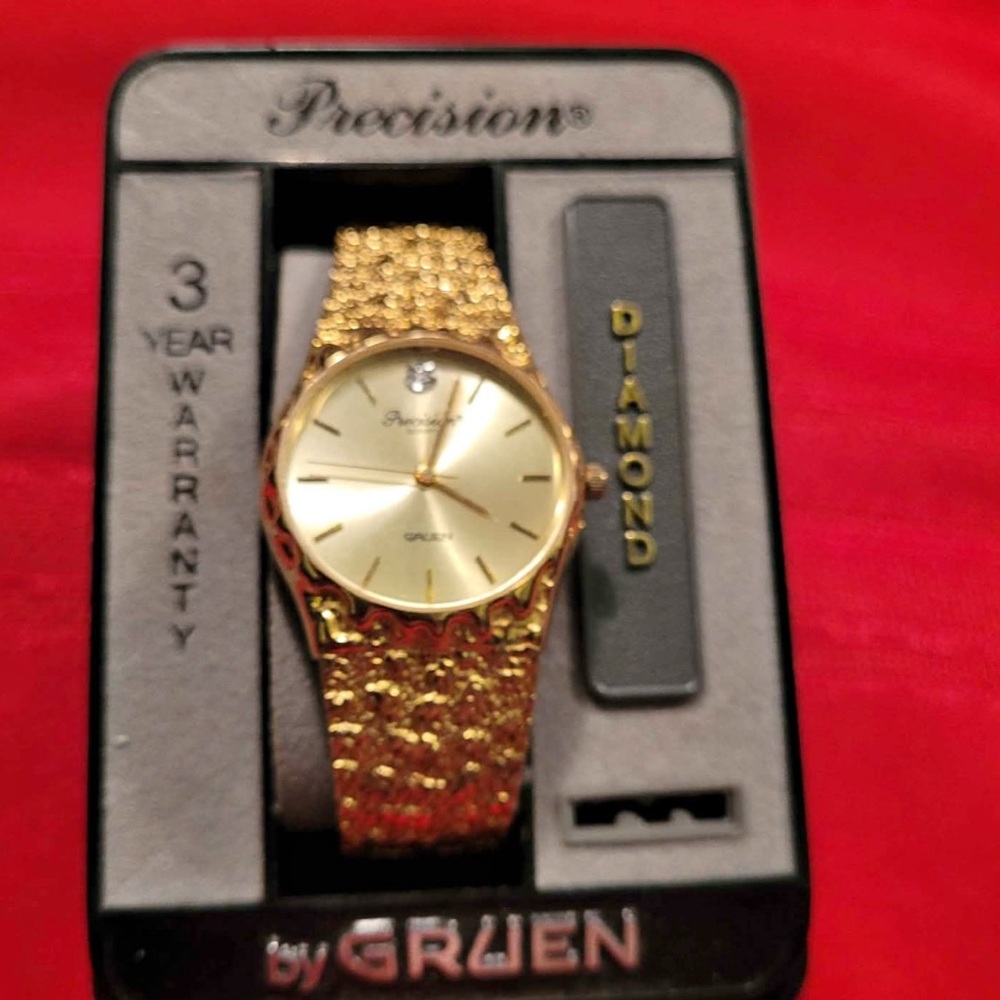 Gold Watch with Textured Links and Analog Face